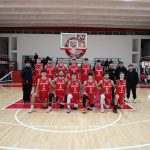 # Los locales golpearon primero en los Cuartos de Final  Los Cuartos de Final del Torneo Apertura de Primera División masculina comenzaron con pleno de triunfos para los equipos que habían finalizado mejor posicionados en la fase regular. San Martín de Marcos Juárez, Argentino de Marcos Juárez, Sportivo Rivadavia y Atlético Carcarañá hicieron valer la localía y se adelantaron 1-0 en sus respectivas series.  En Marcos Juárez, San Martín protagonizó el encuentro más cerrado de la instancia al superar a Sport Club Cañadense por 67 : 66. Francisco Secco fue el goleador del ganador con 16 puntos, mientras que Marco Espíndola, Nicolás Eydallin y Agustín Barros aportaron 9 cada uno. En la visita, Pablo Mecoli tuvo una actuación sobresaliente con 27 puntos y 42 de valoración, acompañado por Jasiah Lewis con 15.  También en Marcos Juárez, Argentino construyó una sólida victoria defensiva ante ADEO por 60 : 49. Maximiliano Dal Dosso lideró al conjunto local con 17 puntos, secundado por Dante Dal Dosso con 11 y Emiliano Carpinetti, quien además capturó 16 rebotes. En ADEO, Joaquín Mainardi convirtió 15 puntos y Lucio Paredes sumó 12.  En Venado Tuerto, Sportivo Rivadavia derrotó a Almafuerte por 56 : 47 en un duelo de bajo goleo y mucha intensidad defensiva. Lautaro Paglietta encabezó la ofensiva local con 13 puntos, seguido por Alexis Mato con 12. Del lado visitante, Mateo Fossatti se destacó con 20 puntos y 10 rebotes, mientras que Hugo Raggi aportó 11 unidades.  Por último, Atlético Carcarañá se quedó con un partido muy equilibrado frente a Deportivo Norte por 70 : 65. Gastón Turraca volvió a ser una de las piezas clave del conjunto dirigido por Federico Giulianelli con 16 puntos, acompañado por Francisco Morales con 15. En Deportivo Norte sobresalieron Mateo Rojas con 17 puntos y Francisco Rovatti con 15.  Con estos resultados, San Martín, Argentino, Sportivo Rivadavia y Atlético Carcarañá tomaron ventaja en las series y buscarán sellar su clasificación a semifinales en condición de visitante durante los segundos juegos.